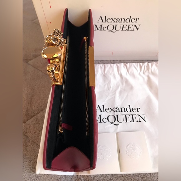 ❌❌SOLD❌❌🔥Alexander McQueen🔥 Skull Knuckle Ring Quilted Leather Clutch - Picture 9 of 10